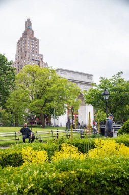 NEW YORK CITY - 24 Mayıs 2020: Covid-19 Coronavirus salgını sırasında Manhattan 'daki tarihi Washington Square Park' tan görüntüler 