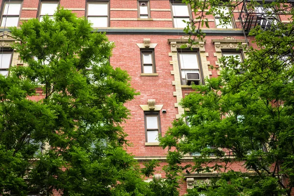 Edifício Típico Tijolos Cidade Nova York Primavera Cercado Por Árvores — Fotografia de Stock