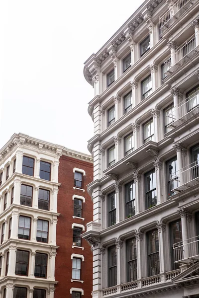 ソーホー マンハッタンの古典的なニューヨーク市のアパートの建物の行のビュー — ストック写真