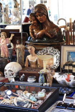  Antika pazarı ahır Placa Reial, Barcelona, İspanya.