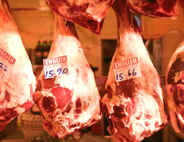 Carne pendurada em um açougueiro inglês . — Fotografia de Stock