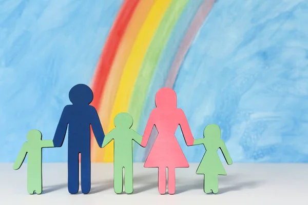 Rodinné ikony s rainbow a modrá obloha — Stock fotografie