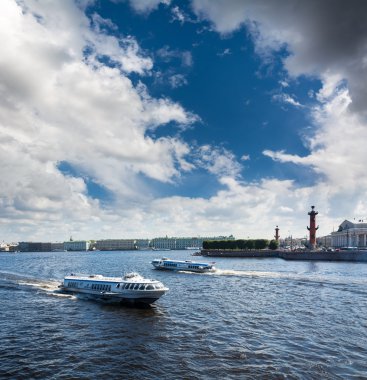 Meşgul Neva arka planı üzerinde teknelerin Rating 