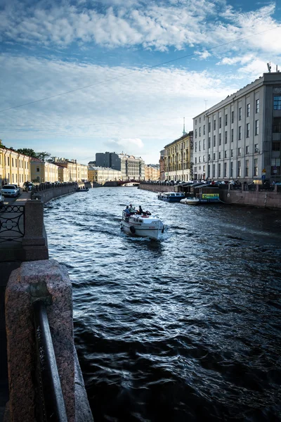 Речной канал с лодкой в Санкт-Петербурге — стоковое фото