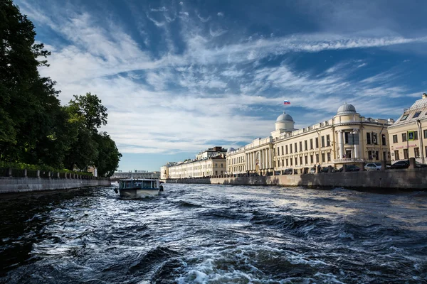 Речной канал с лодкой в Санкт-Петербурге — стоковое фото
