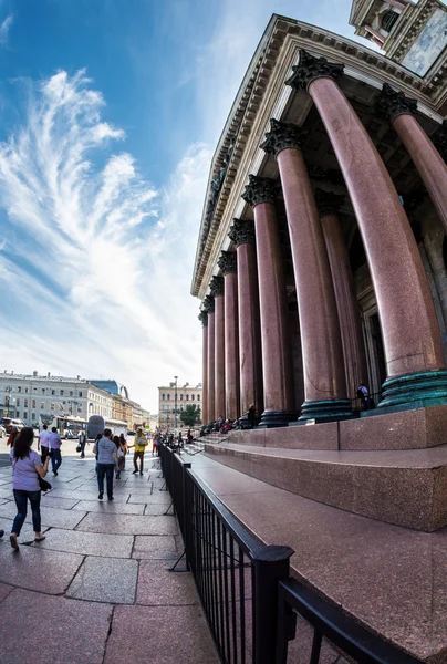 サンクトペテルブルクの聖イサアク大聖堂の大きな列. — ストック写真