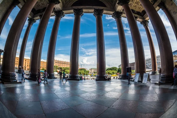 Turistas caminham à sombra das majestosas colunas de São Isaac — Fotografia de Stock