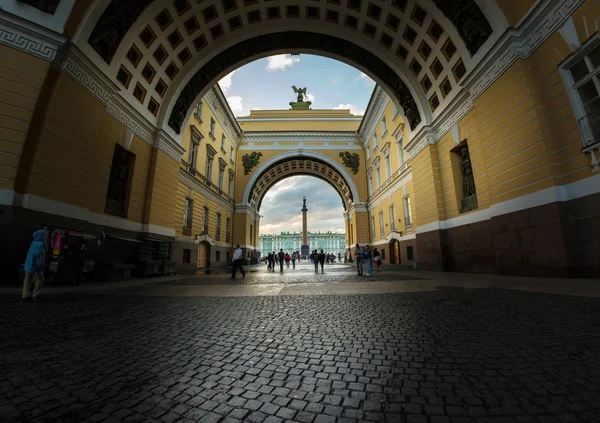 Зимового палацу і Олександрівської колони через арку Генеральний S — стокове фото