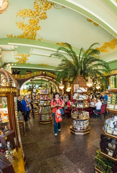 Interior of Yeliseev's Food Hall. Yeliseyev Grocery Store constr — Stock Photo, Image