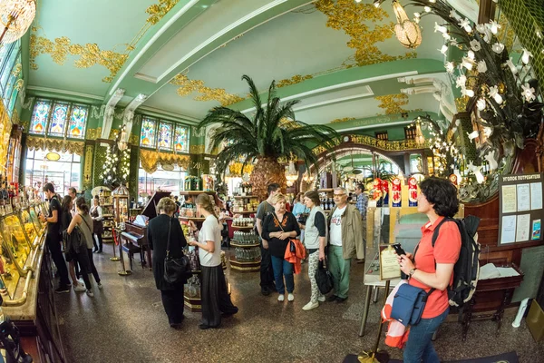 Interiér si Yeliseev Food Hall. Obchod s potravinami Yeliseyev konstr — Stock fotografie