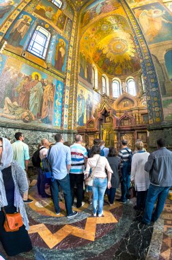  Dökülmüş kan üzerinde kurtarıcı Kilisesi. kalabalık turist fro