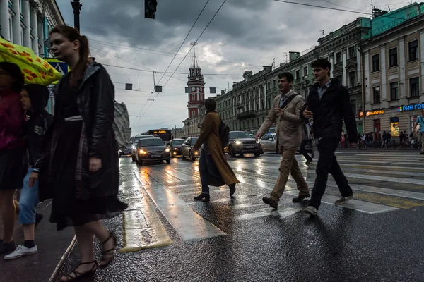 Street scene with people walking along the avenue in Saint Peter — Stock Photo, Image