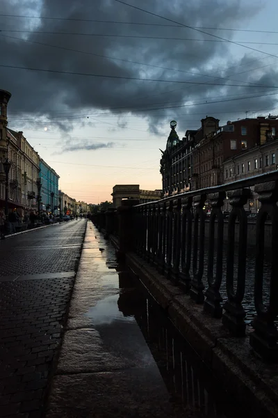 Éjszakai Nevsky Prospekt a sziluettje a hazai "énekes" — Stock Fotó