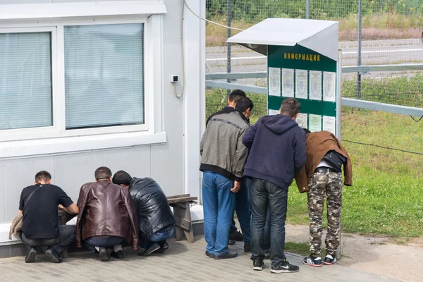 Göçmenler sınırda belgeler doldurmak — Stok fotoğraf