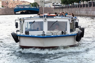Nehir kanalı ile tekne Saint Petersburg