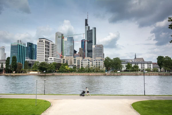 Panorama de la ciudad del distrito financiero de Frankfurt — Foto de Stock