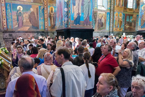 Church of the Savior on Spilled Blood. crowds of tourists in fr — Stock Photo, Image