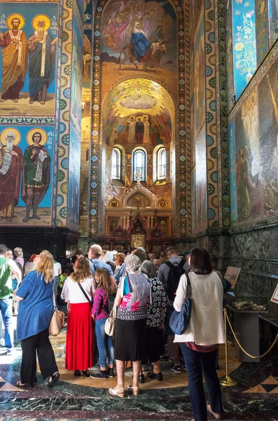 Kirche des Erlösers auf vergossenem Blut. Touristenmassen hin und her — Stockfoto