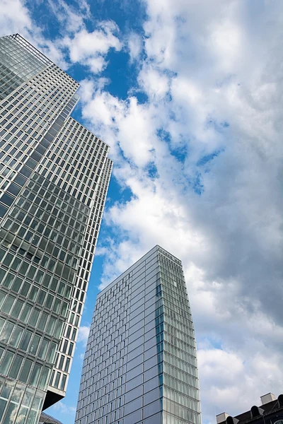 Alt görünümü 155 metre yüksekliğindeki Deutsche Bank ikiz kuleleri — Stok fotoğraf