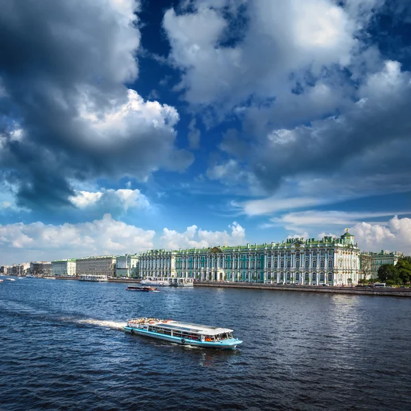 Busy traffic of boats on the Neva against the background of the — Stock Photo, Image