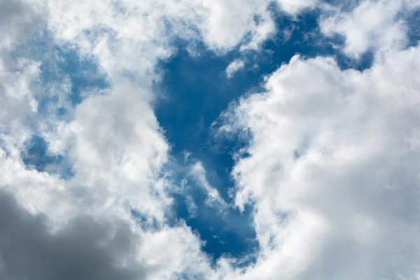 Nori pe un cer albastru — Fotografie, imagine de stoc