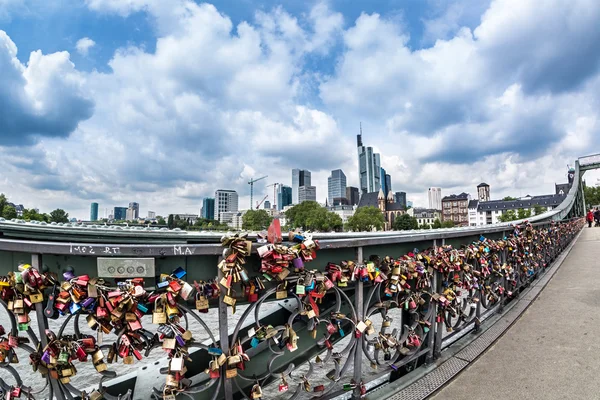 Železný most ve městě Frankfurt am Main — Stock fotografie