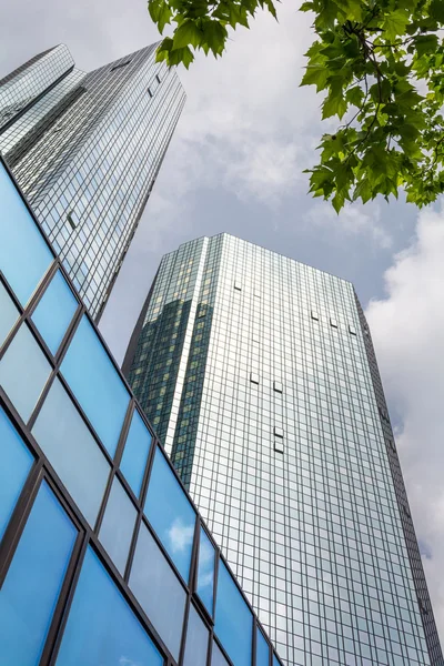 Vue du bas des gratte-ciel modernes dans le quartier des affaires Images De Stock Libres De Droits