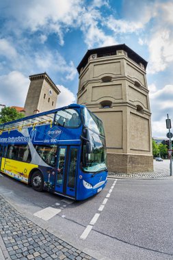 Isartor kapısı ve mavi gökyüzü