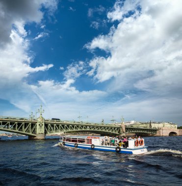 Asma köprü arka plan üzerinde tekne yüzen