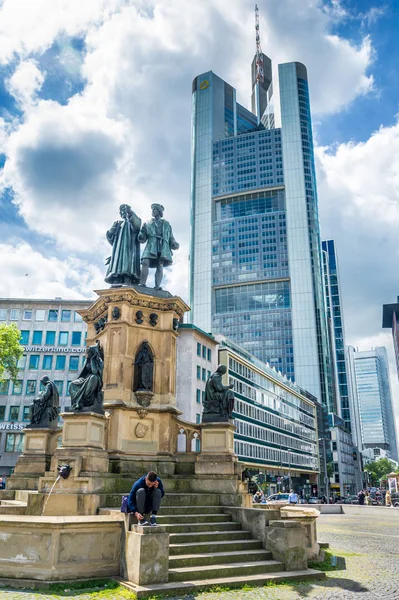 Le monument Johannes Gutenberg avec la tour Commerzbank sur backgr — Photo