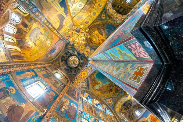 Igreja do Salvador em Sangue Derramado. feixe de sol penetra o t — Fotografia de Stock