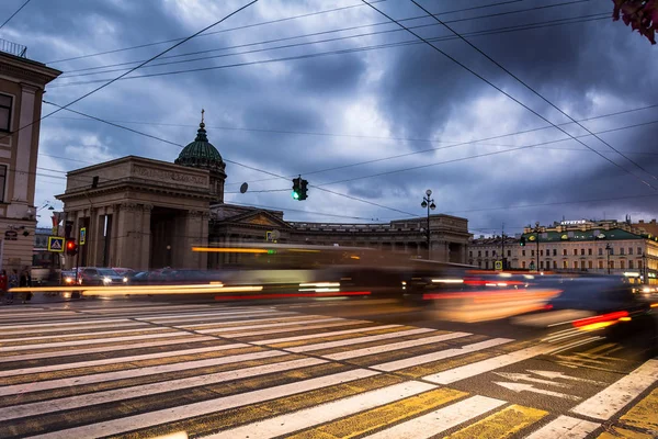 Kazanskiy katedrála v Petrohradu v Rusku, rozmazané traff — Stock fotografie