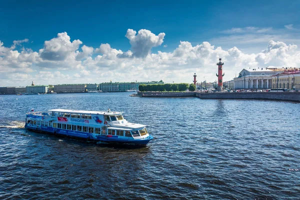 Tráfego ocupado de barcos no Neva contra o pano de fundo do — Fotografia de Stock