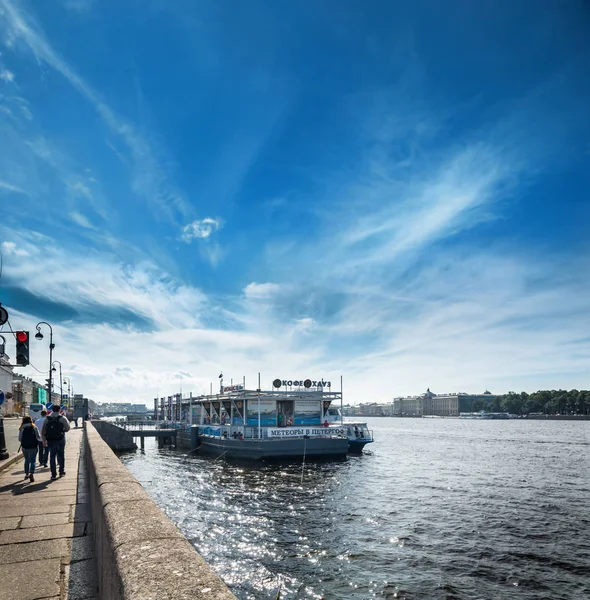 Embankment of the river Neva and a pier in front of St. Isaac's — Stock Photo, Image