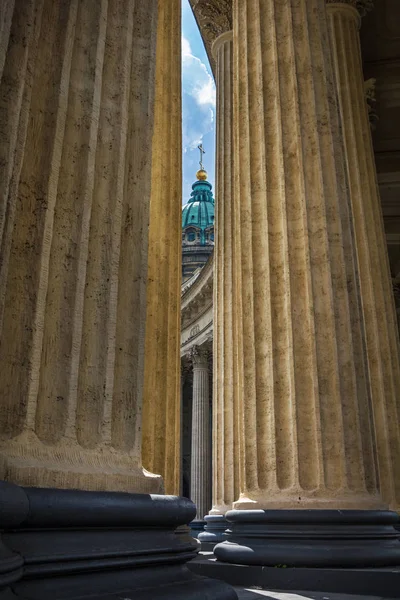 Majestic colonnade of the Kazan Cathedral — Stock Photo, Image