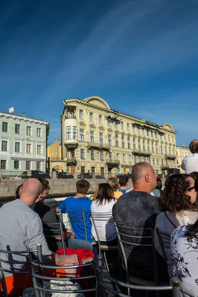 Many tourists enjoy boat trips in St. Petersburg — Stock Photo, Image