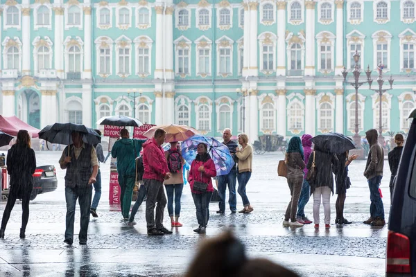 Turister som gömmer sig från regnet under bågen för den allmänna Staf — Stockfoto