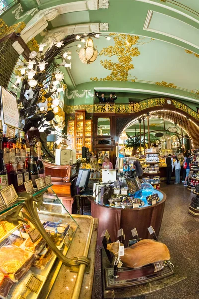 Interior of Yeliseev's Food Hall. Yeliseyev Grocery Store — Stock Photo, Image