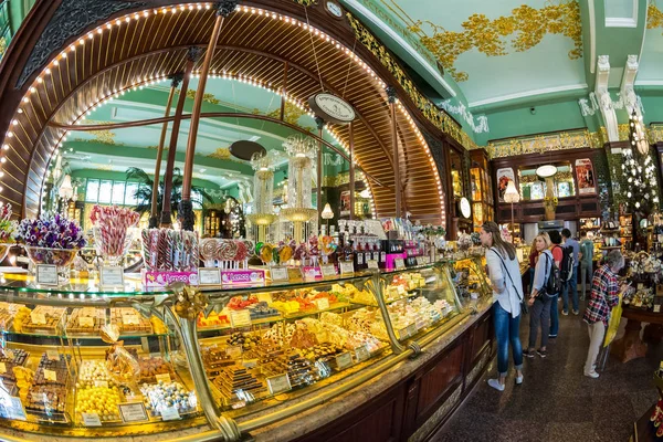 Yeliseev'ın yemek salonunun iç. Yeliseyev'den bakkal 