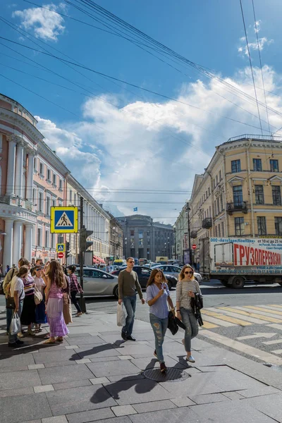 Den mänsklig rörelsen vid korsningen av Petersburg, Ryssland — Stockfoto