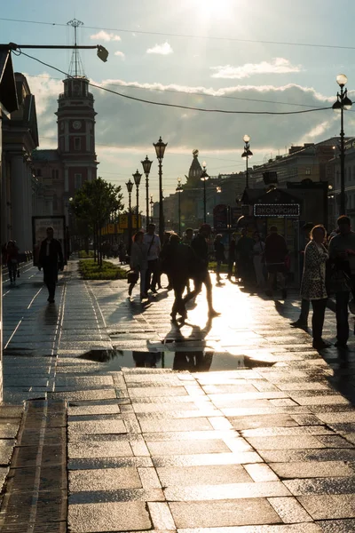 Street scene with people walking along the avenue in Saint Peter — Stock Photo, Image