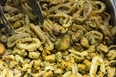 çeşitli pişmiş deniz ürünleri