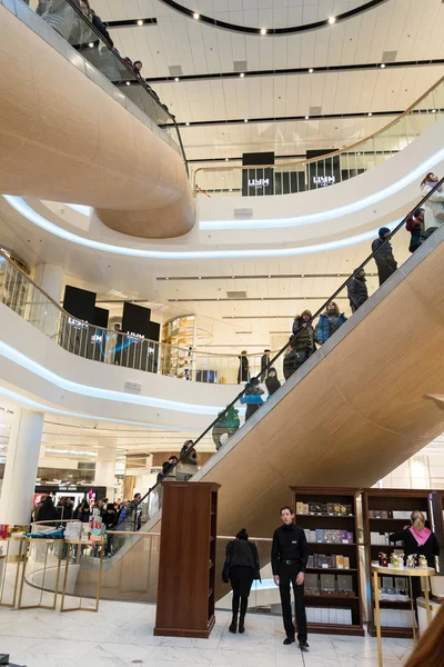 Futuristický interiér zrekonstruované obchodní centrum — Stock fotografie