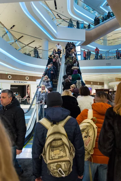 Návštěvníci davu na eskalátoru u vchodu do nákupního centra — Stock fotografie