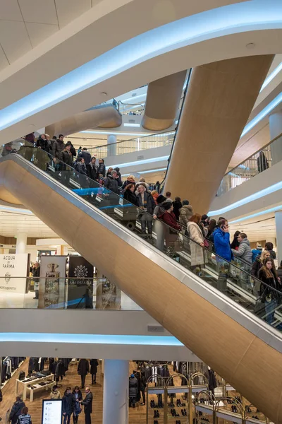 Futuristický interiér zrekonstruované obchodní centrum — Stock fotografie