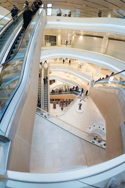 Futuristický interiér zrekonstruované obchodní centrum — Stock fotografie