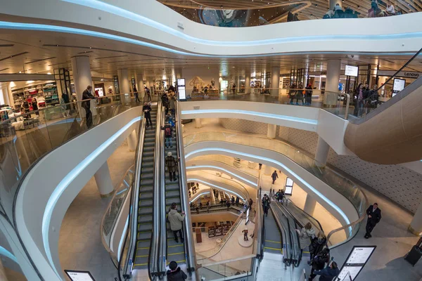 Futuristisches Interieur renoviertes Einkaufszentrum — Stockfoto