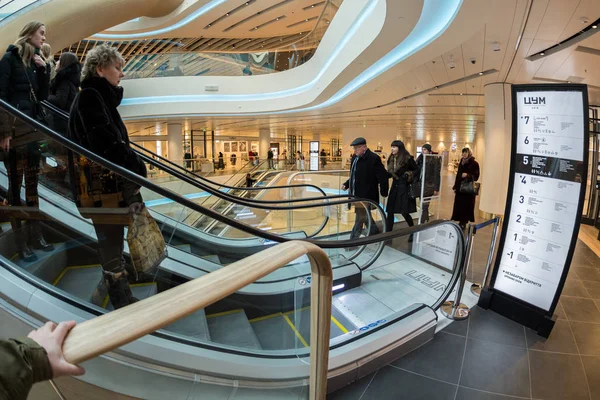 Futurista interior renovado centro comercial —  Fotos de Stock