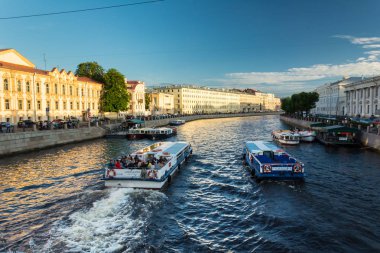 Fontanka Nehri, St. Petersburg, Rus üzerinde teknelerin yoğun trafik
