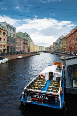 Nehir kanalı ile tekne Saint Petersburg